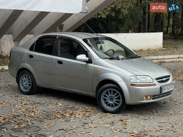 Серый Шевроле Авео, объемом двигателя 1.5 л и пробегом 200 тыс. км за 3300 $, фото 2 на Automoto.ua