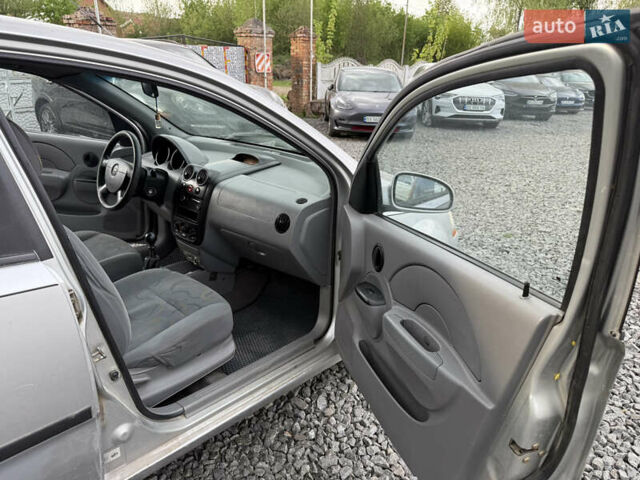 Серый Шевроле Авео, объемом двигателя 1.5 л и пробегом 320 тыс. км за 2000 $, фото 6 на Automoto.ua