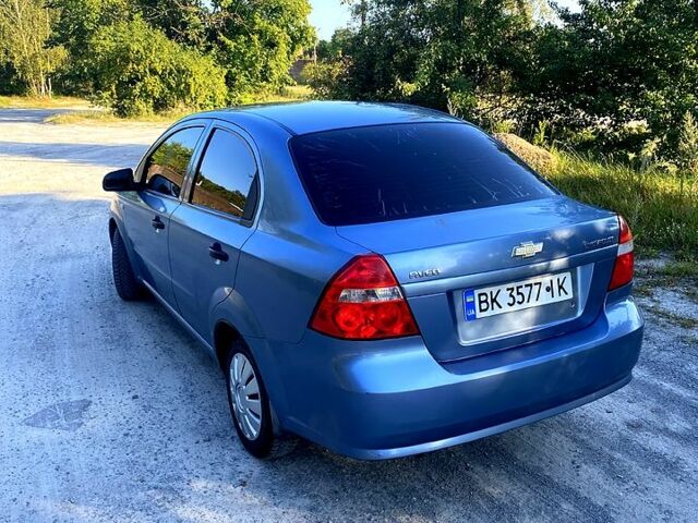Серый Шевроле Авео, объемом двигателя 1.5 л и пробегом 265 тыс. км за 3000 $, фото 1 на Automoto.ua