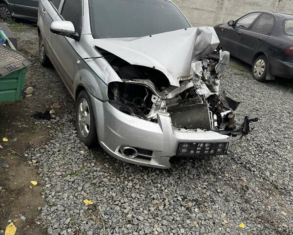 Серый Шевроле Авео, объемом двигателя 1.5 л и пробегом 250 тыс. км за 1600 $, фото 2 на Automoto.ua