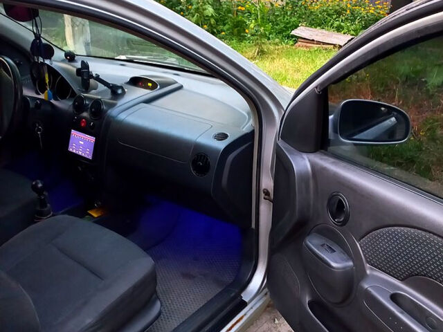 Серый Шевроле Авео, объемом двигателя 1.5 л и пробегом 324 тыс. км за 2800 $, фото 9 на Automoto.ua