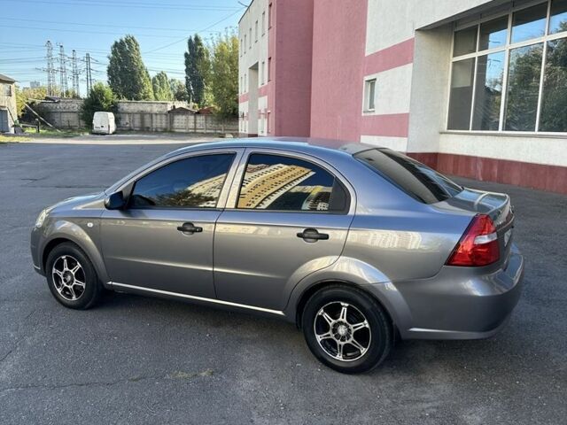Серый Шевроле Авео, объемом двигателя 1.5 л и пробегом 227 тыс. км за 3700 $, фото 2 на Automoto.ua