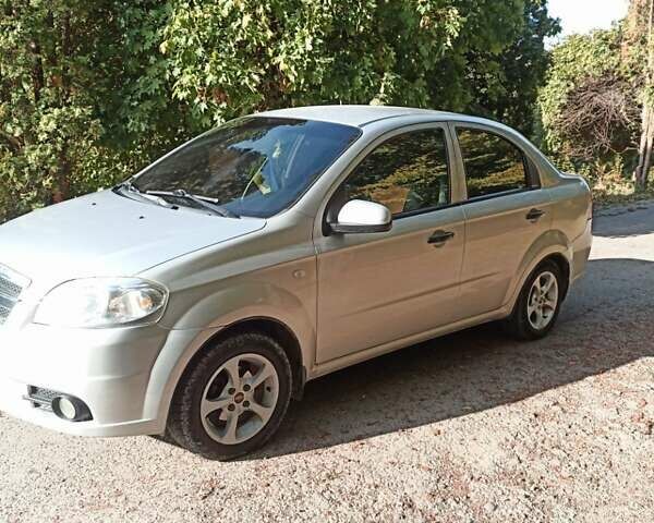 Серый Шевроле Авео, объемом двигателя 1.5 л и пробегом 220 тыс. км за 3200 $, фото 1 на Automoto.ua