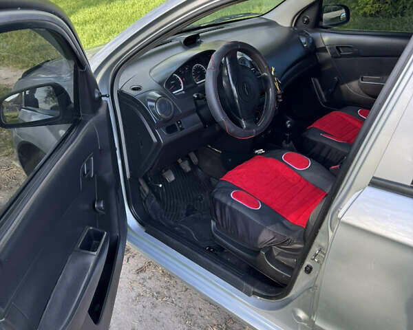 Сірий Шевроле Авео, об'ємом двигуна 1.5 л та пробігом 250 тис. км за 3350 $, фото 9 на Automoto.ua