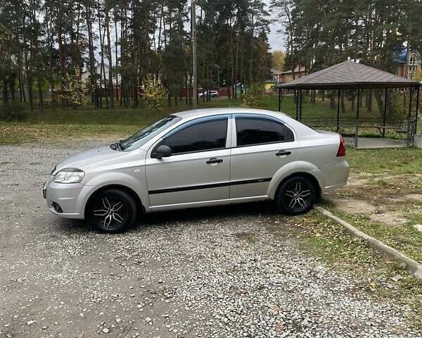 Серый Шевроле Авео, объемом двигателя 1.5 л и пробегом 235 тыс. км за 3900 $, фото 2 на Automoto.ua