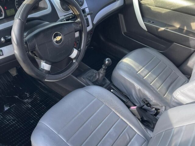 Серый Шевроле Авео, объемом двигателя 1.5 л и пробегом 300 тыс. км за 2350 $, фото 2 на Automoto.ua