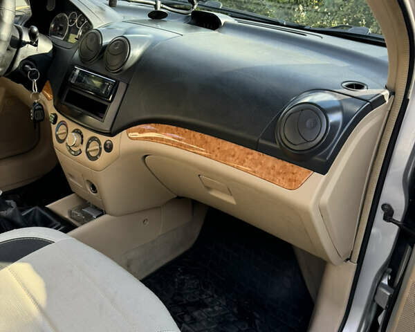 Сірий Шевроле Авео, об'ємом двигуна 1.6 л та пробігом 170 тис. км за 4200 $, фото 7 на Automoto.ua