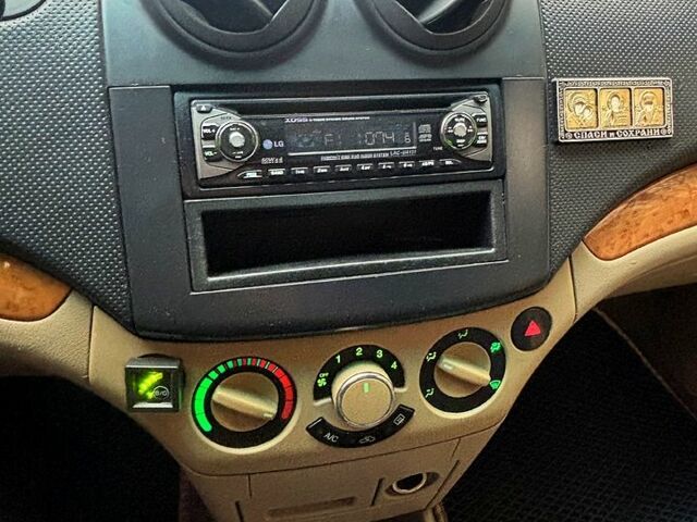 Серый Шевроле Авео, объемом двигателя 1.6 л и пробегом 198 тыс. км за 3700 $, фото 5 на Automoto.ua