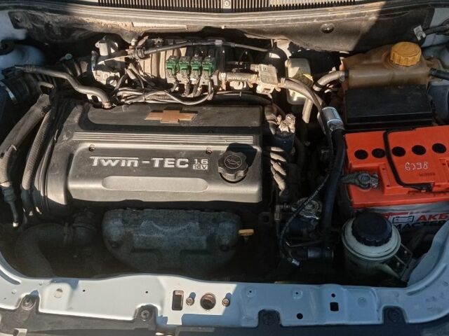 Серый Шевроле Авео, объемом двигателя 1.6 л и пробегом 206 тыс. км за 3200 $, фото 2 на Automoto.ua