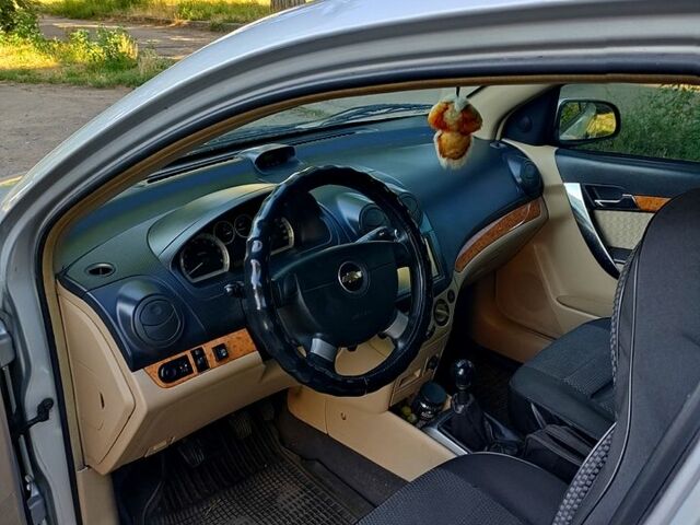 Серый Шевроле Авео, объемом двигателя 1.6 л и пробегом 310 тыс. км за 4000 $, фото 3 на Automoto.ua