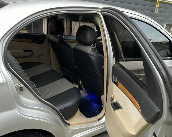 Сірий Шевроле Авео, об'ємом двигуна 1.6 л та пробігом 290 тис. км за 3900 $, фото 19 на Automoto.ua