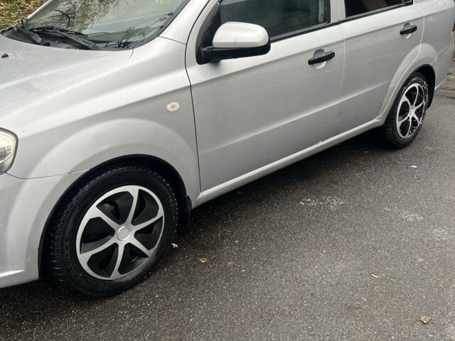 Серый Шевроле Авео, объемом двигателя 1.5 л и пробегом 220 тыс. км за 3000 $, фото 2 на Automoto.ua