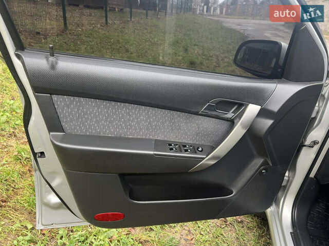 Сірий Шевроле Авео, об'ємом двигуна 1.4 л та пробігом 170 тис. км за 2999 $, фото 27 на Automoto.ua