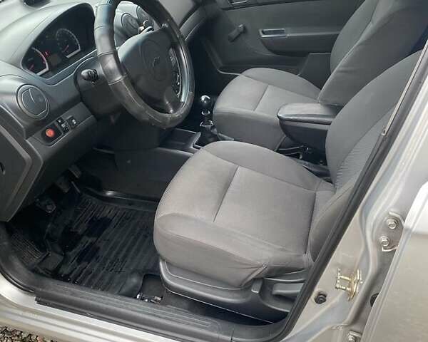 Серый Шевроле Авео, объемом двигателя 1.5 л и пробегом 235 тыс. км за 3900 $, фото 5 на Automoto.ua
