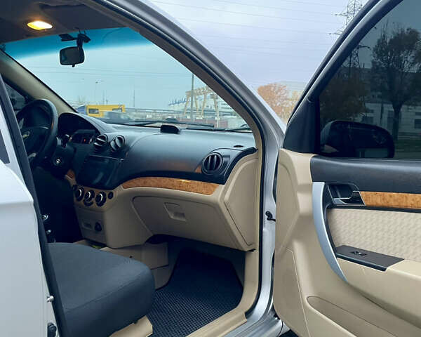 Серый Шевроле Авео, объемом двигателя 1.6 л и пробегом 112 тыс. км за 4600 $, фото 7 на Automoto.ua