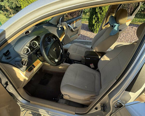 Сірий Шевроле Авео, об'ємом двигуна 1.6 л та пробігом 234 тис. км за 4300 $, фото 5 на Automoto.ua