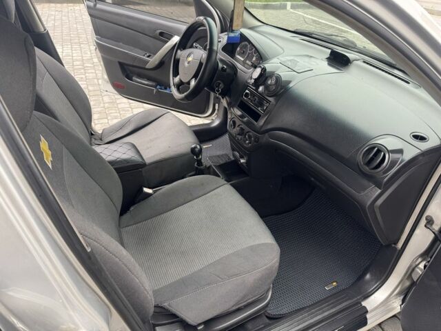 Сірий Шевроле Авео, об'ємом двигуна 1.5 л та пробігом 280 тис. км за 2750 $, фото 9 на Automoto.ua