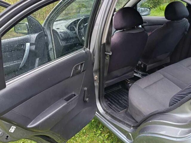 Серый Шевроле Авео, объемом двигателя 1.5 л и пробегом 150 тыс. км за 3000 $, фото 5 на Automoto.ua