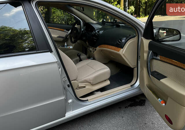 Серый Шевроле Авео, объемом двигателя 1.6 л и пробегом 203 тыс. км за 3700 $, фото 4 на Automoto.ua