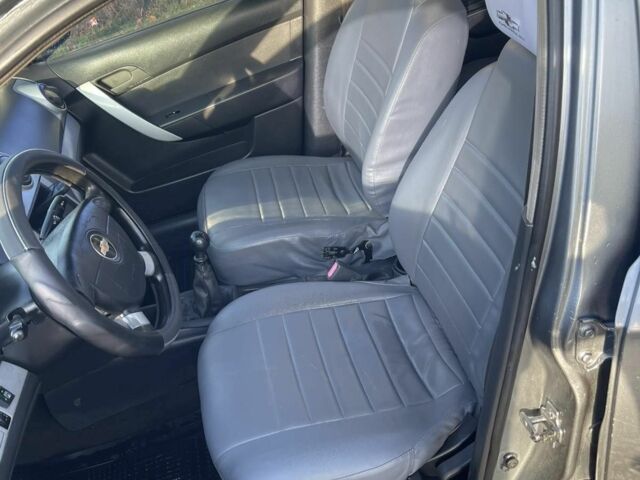 Серый Шевроле Авео, объемом двигателя 1.5 л и пробегом 300 тыс. км за 2350 $, фото 5 на Automoto.ua