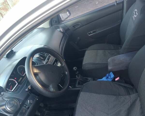 Серый Шевроле Авео, объемом двигателя 1.5 л и пробегом 300 тыс. км за 3800 $, фото 5 на Automoto.ua