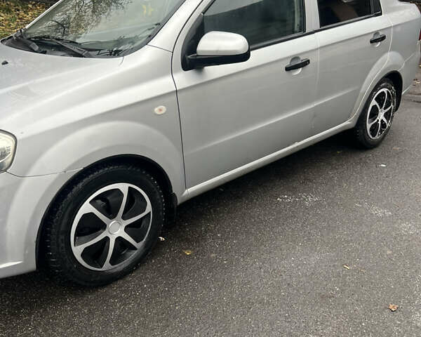 Сірий Шевроле Авео, об'ємом двигуна 1.5 л та пробігом 250 тис. км за 2999 $, фото 2 на Automoto.ua