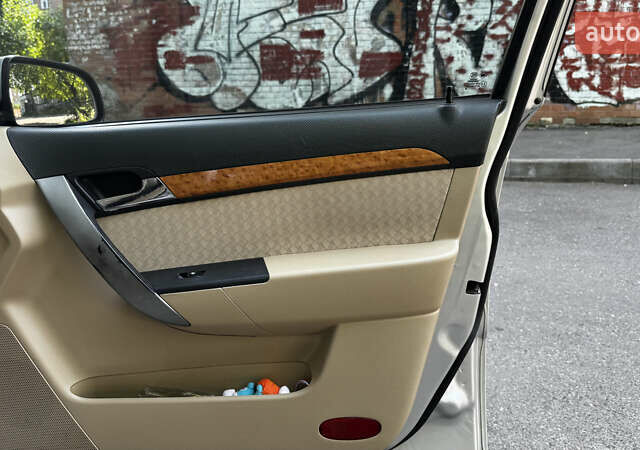 Серый Шевроле Авео, объемом двигателя 1.6 л и пробегом 203 тыс. км за 3700 $, фото 6 на Automoto.ua