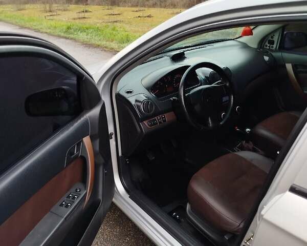 Серый Шевроле Авео, объемом двигателя 1.5 л и пробегом 183 тыс. км за 4200 $, фото 8 на Automoto.ua