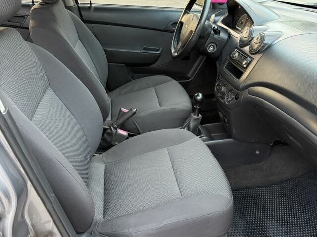 Серый Шевроле Авео, объемом двигателя 1.5 л и пробегом 350 тыс. км за 3200 $, фото 7 на Automoto.ua