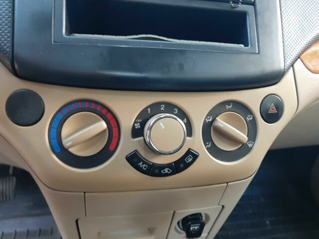 Серый Шевроле Авео, объемом двигателя 1.6 л и пробегом 170 тыс. км за 5500 $, фото 3 на Automoto.ua