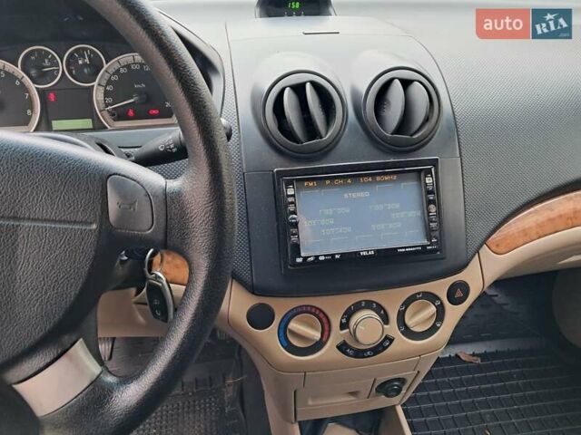 Серый Шевроле Авео, объемом двигателя 1.6 л и пробегом 278 тыс. км за 4400 $, фото 5 на Automoto.ua