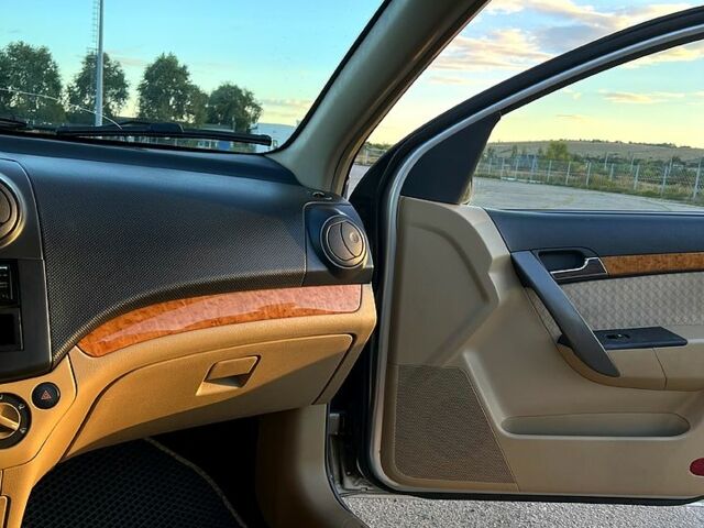 Серый Шевроле Авео, объемом двигателя 1.6 л и пробегом 258 тыс. км за 3800 $, фото 5 на Automoto.ua