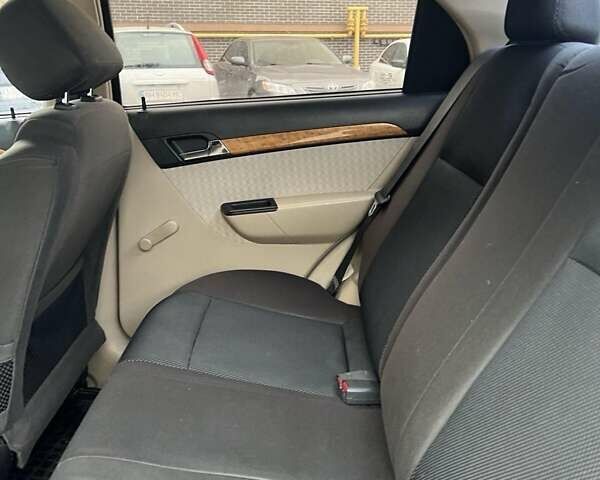 Серый Шевроле Авео, объемом двигателя 1.6 л и пробегом 167 тыс. км за 3700 $, фото 4 на Automoto.ua