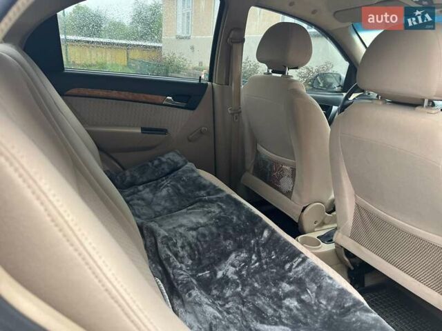Серый Шевроле Авео, объемом двигателя 1.6 л и пробегом 110 тыс. км за 4500 $, фото 3 на Automoto.ua