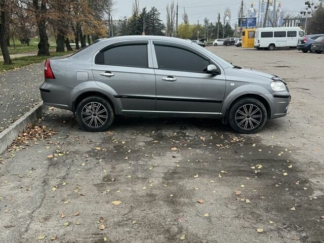 Серый Шевроле Авео, объемом двигателя 1.5 л и пробегом 195 тыс. км за 3500 $, фото 2 на Automoto.ua
