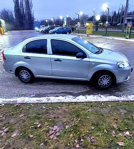Серый Шевроле Авео, объемом двигателя 1.5 л и пробегом 210 тыс. км за 3700 $, фото 2 на Automoto.ua