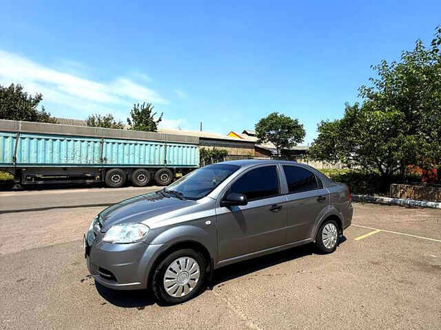 Серый Шевроле Авео, объемом двигателя 1.5 л и пробегом 330 тыс. км за 3000 $, фото 1 на Automoto.ua