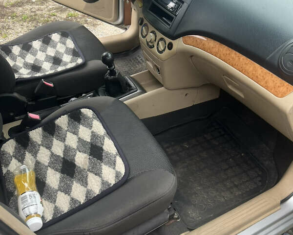 Серый Шевроле Авео, объемом двигателя 1.6 л и пробегом 270 тыс. км за 2999 $, фото 6 на Automoto.ua