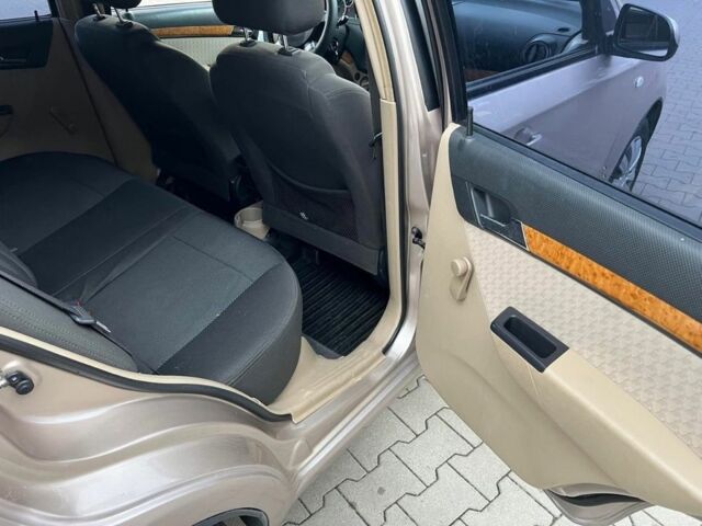 Серый Шевроле Авео, объемом двигателя 1.6 л и пробегом 211 тыс. км за 4100 $, фото 4 на Automoto.ua