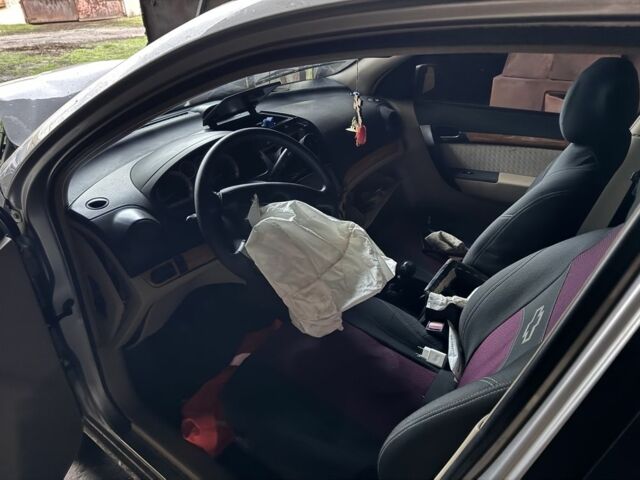 Серый Шевроле Авео, объемом двигателя 1.6 л и пробегом 300 тыс. км за 2000 $, фото 9 на Automoto.ua