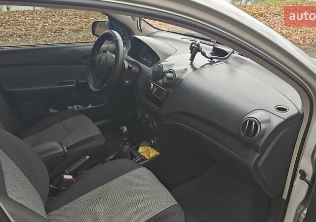 Серый Шевроле Авео, объемом двигателя 1.5 л и пробегом 210 тыс. км за 4000 $, фото 3 на Automoto.ua