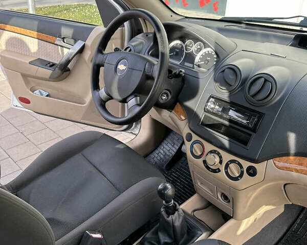 Серый Шевроле Авео, объемом двигателя 1.6 л и пробегом 87 тыс. км за 4800 $, фото 9 на Automoto.ua