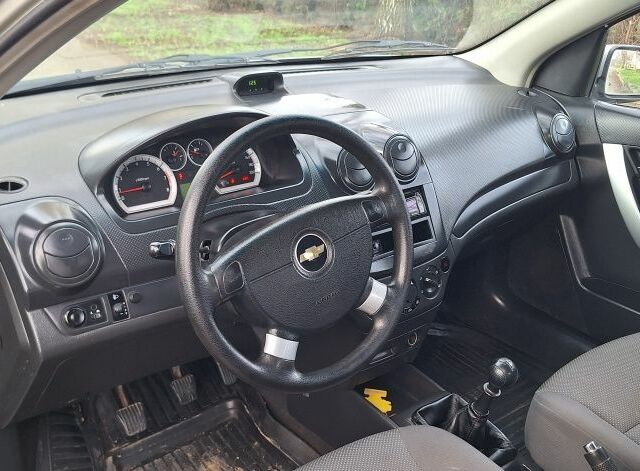 Серый Шевроле Авео, объемом двигателя 1.5 л и пробегом 170 тыс. км за 3900 $, фото 3 на Automoto.ua