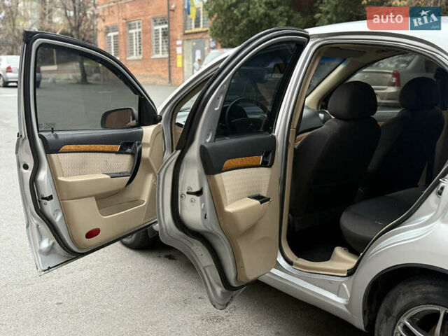Серый Шевроле Авео, объемом двигателя 1.6 л и пробегом 198 тыс. км за 3700 $, фото 5 на Automoto.ua