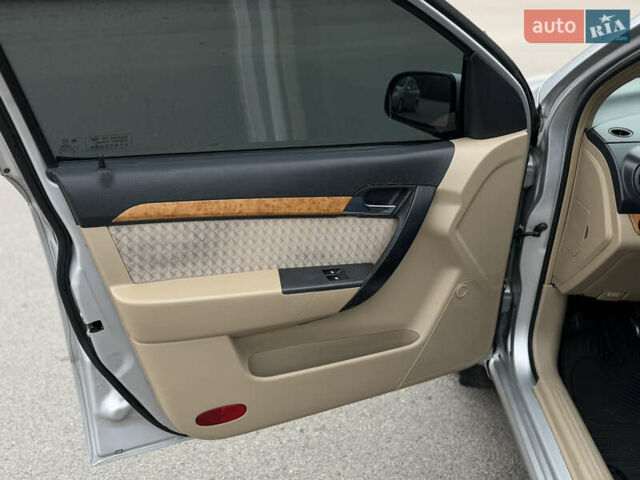 Серый Шевроле Авео, объемом двигателя 1.6 л и пробегом 240 тыс. км за 3200 $, фото 6 на Automoto.ua