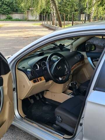 Серый Шевроле Авео, объемом двигателя 1.6 л и пробегом 350 тыс. км за 3900 $, фото 3 на Automoto.ua