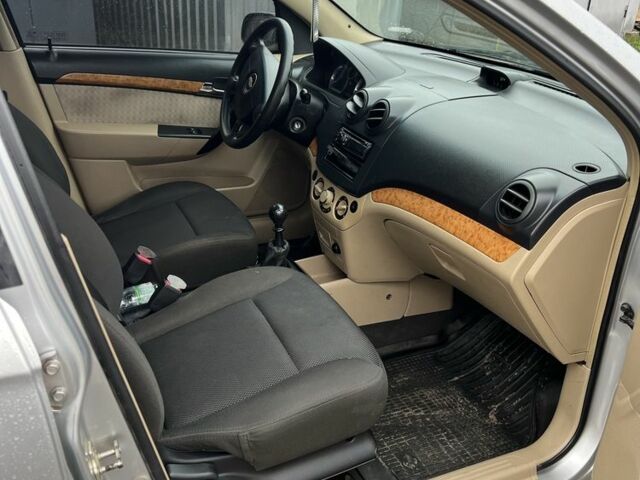 Серый Шевроле Авео, объемом двигателя 1.6 л и пробегом 250 тыс. км за 3700 $, фото 4 на Automoto.ua