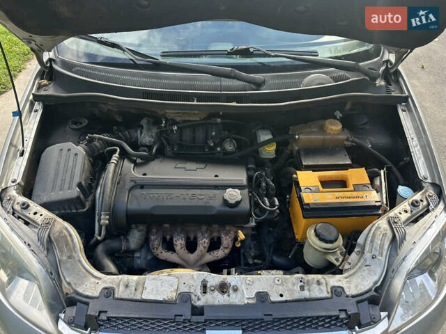 Серый Шевроле Авео, объемом двигателя 1.6 л и пробегом 237 тыс. км за 3800 $, фото 4 на Automoto.ua