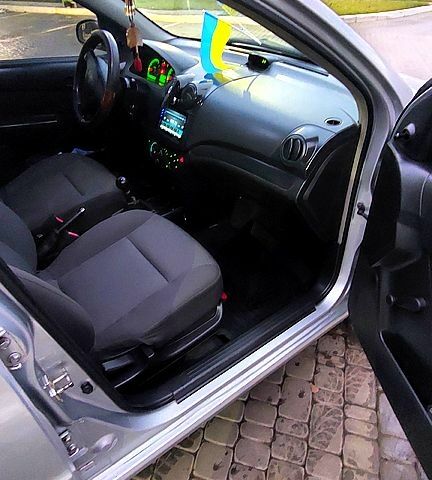 Серый Шевроле Авео, объемом двигателя 1.5 л и пробегом 210 тыс. км за 3700 $, фото 3 на Automoto.ua