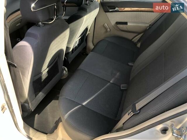 Серый Шевроле Авео, объемом двигателя 1.6 л и пробегом 355 тыс. км за 2900 $, фото 6 на Automoto.ua
